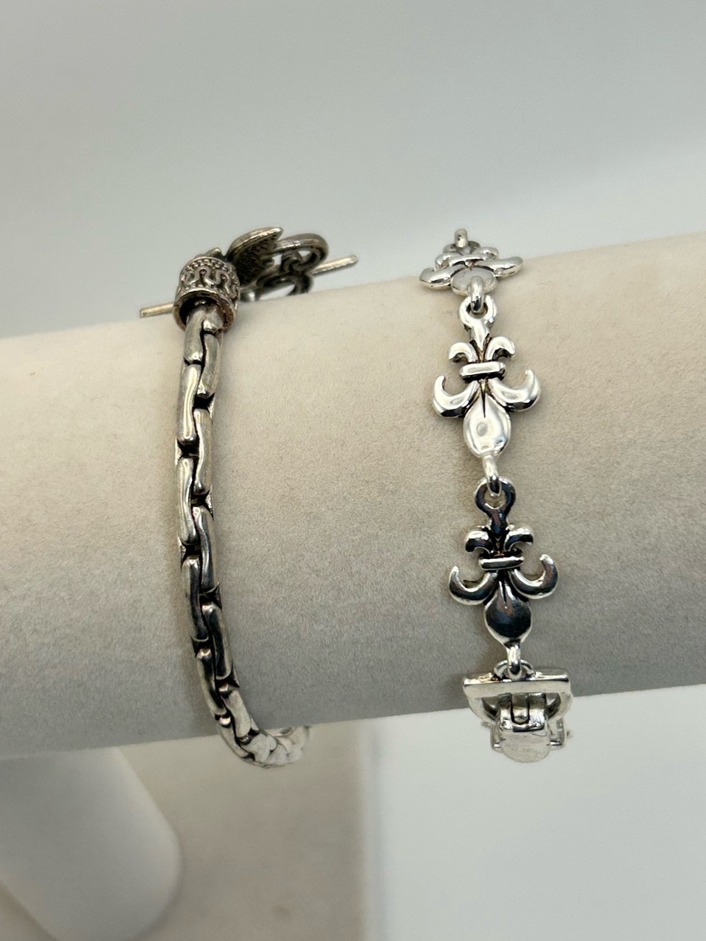 Silver-tone Bracelet Pair of 2 Fleur de Lis Link Leaf Charm Toggle Bracelet - Picture 2 of 9